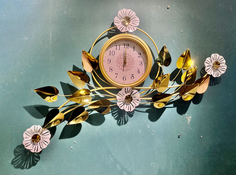 Modern Metal Wall Clock with 3D Creative Ginkgo Leaf Design - Home Decor and Kitchen Gift